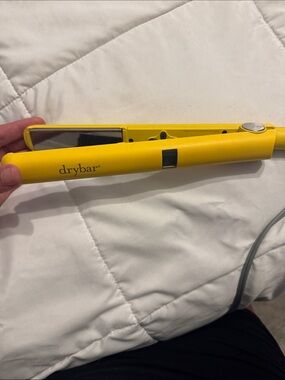 Drybar smooth operator Flat Iron in Sunny Yellow